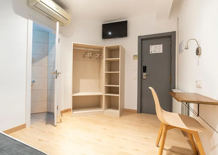 هوستال صانس بيت ضيافة برشلونة